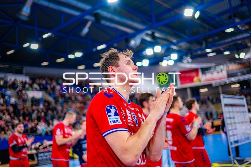 Spieler von SG BBM Bietigheim klatschen nach einem Spiel.