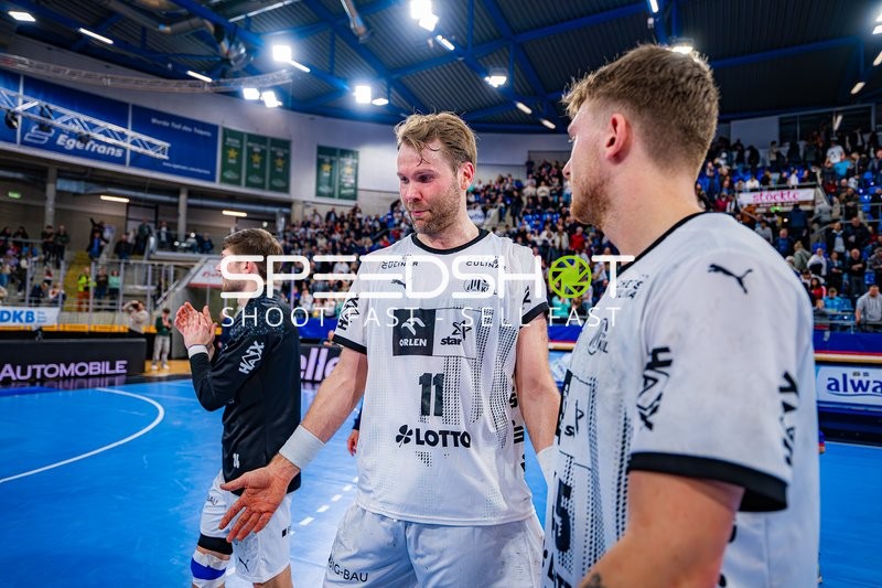 Spieler von THW Kiel diskutieren nach dem Spiel.
