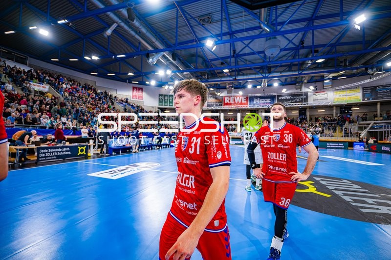 Spieler verlassen das Spielfeld nach dem Spiel.