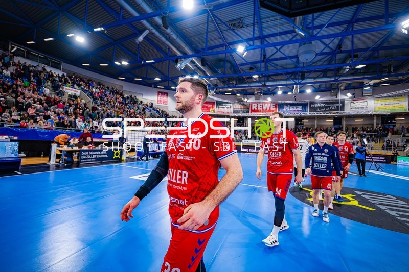 Spieler gehen aufs Spielfeld.