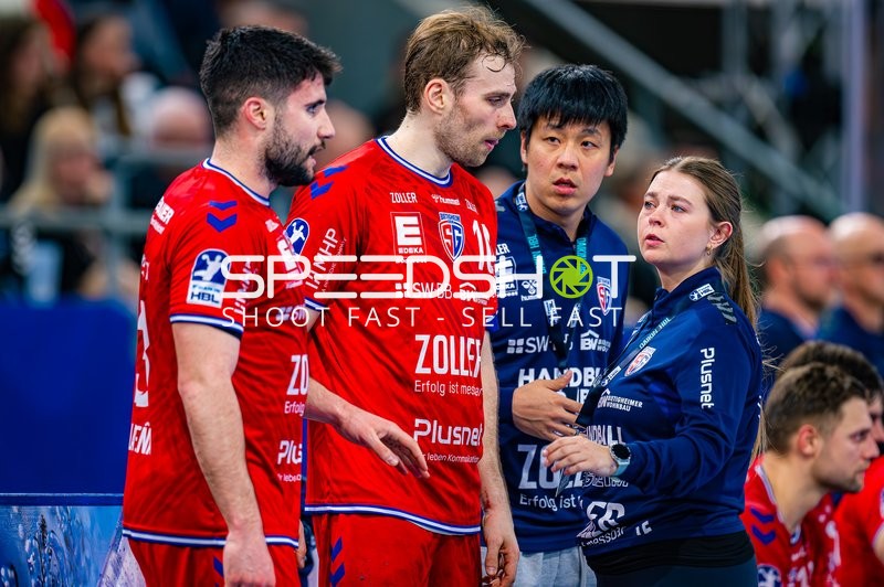 Team-Besprechung an der Seitenlinie