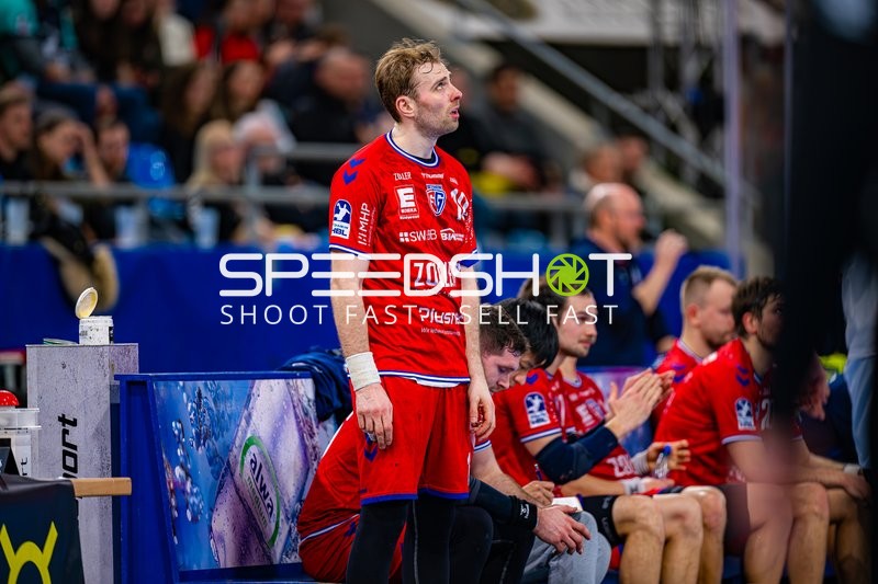 Spieler wartet auf der Bank auf seine nächste Einsatzmöglichkeit.