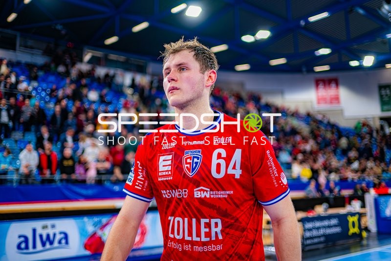 Spieler verlässt das Spielfeld nach dem Spiel