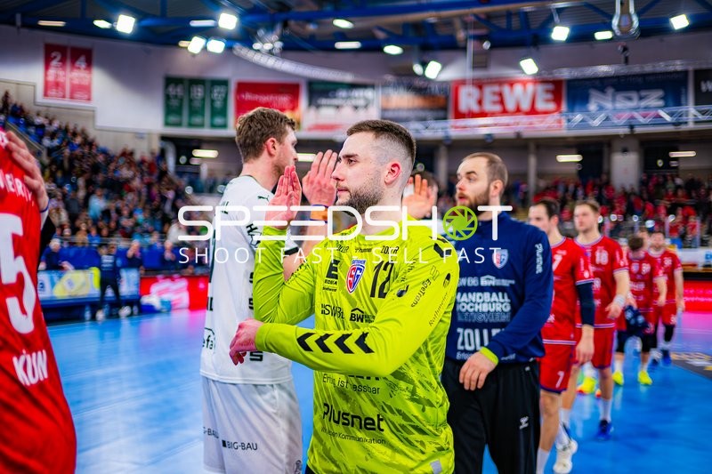 Abklatschen der Spieler beider Teams nach dem Spiel.