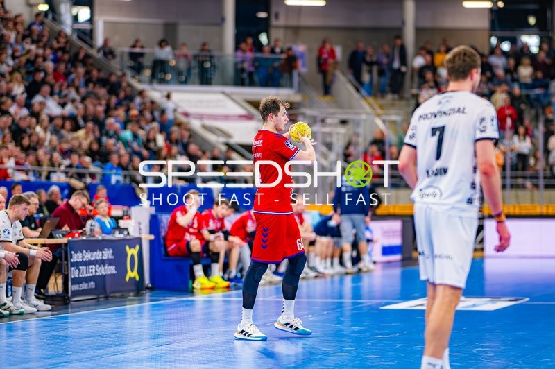 Ein Spieler von SG BBM Bietigheim bereitet sich darauf vor, den Ball zu spielen.