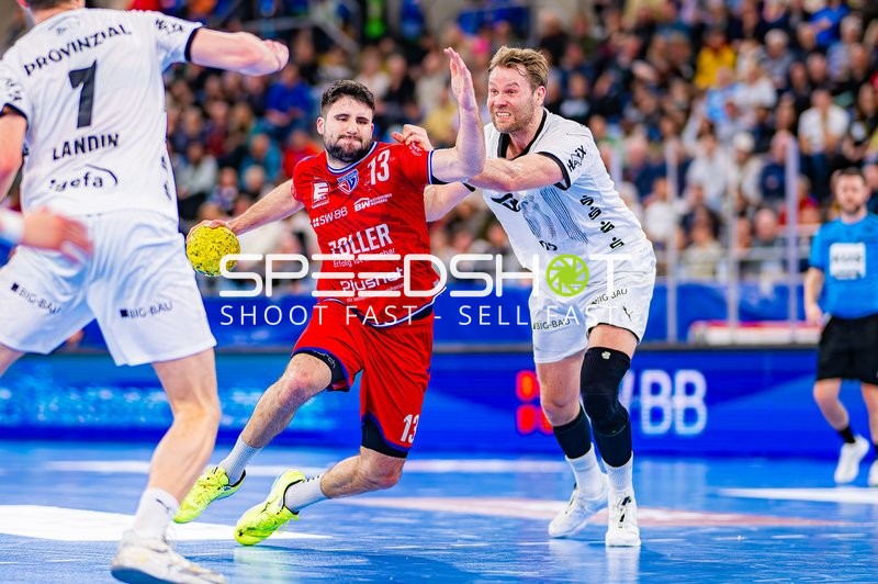 Juan de la Peña von SG BBM Bietigheim versucht, einen Durchbruch gegen die Verteidigung von THW Kiel zu erzielen, während Petter Øverby in der Defensive ist.