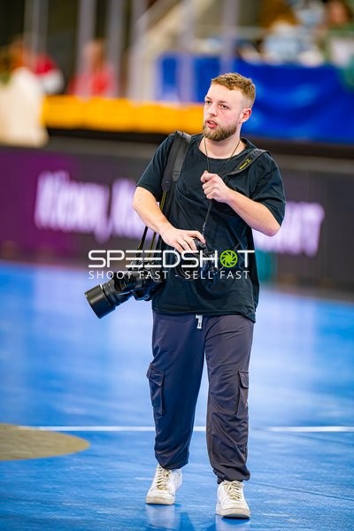 Ein Fotograf auf dem Handballfeld.