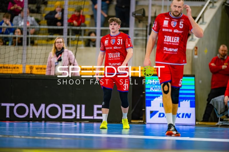 Spieler von SG BBM Bietigheim auf dem Spielfeld.