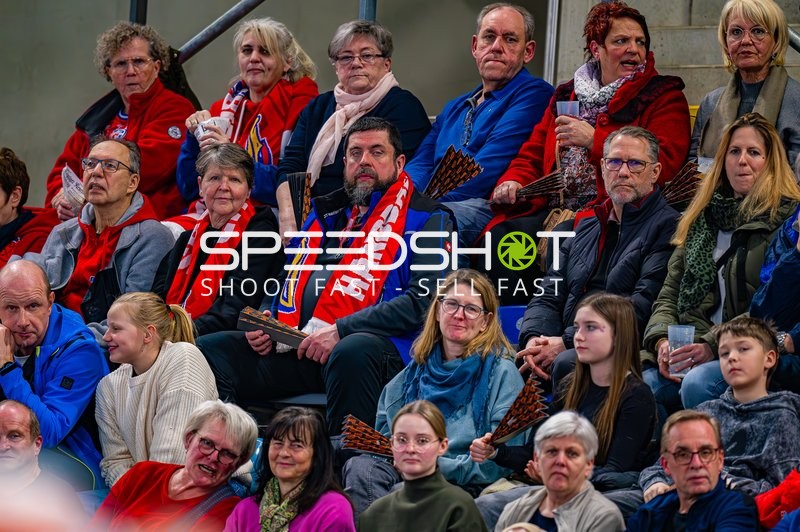 Zuschauer auf der Tribüne beobachten das Spiel.