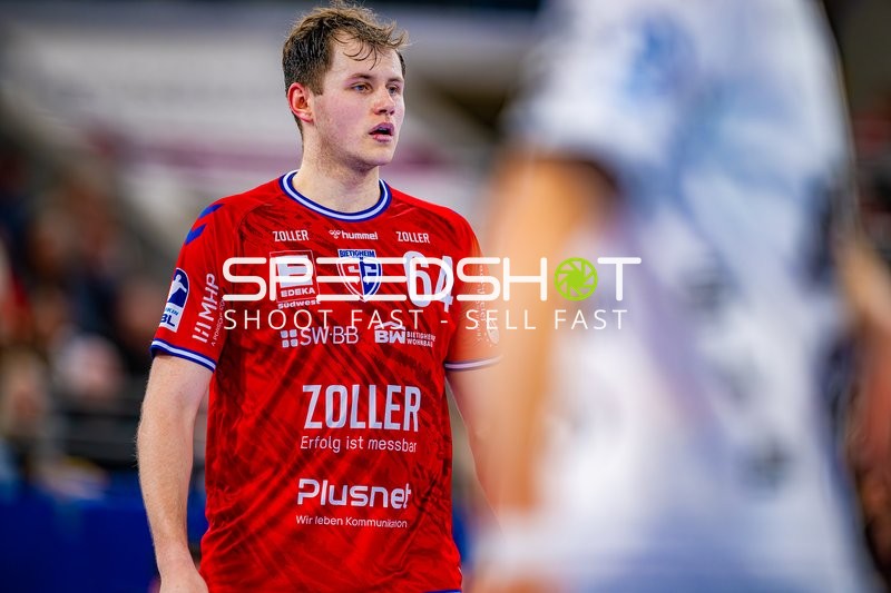 Maximilian Hejny vom SG BBM Bietigheim beobachtet das Spielgeschehen.