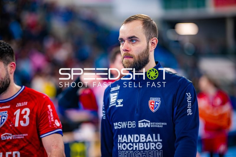 Spieler bereiten sich während des Spiels auf der Bank vor.