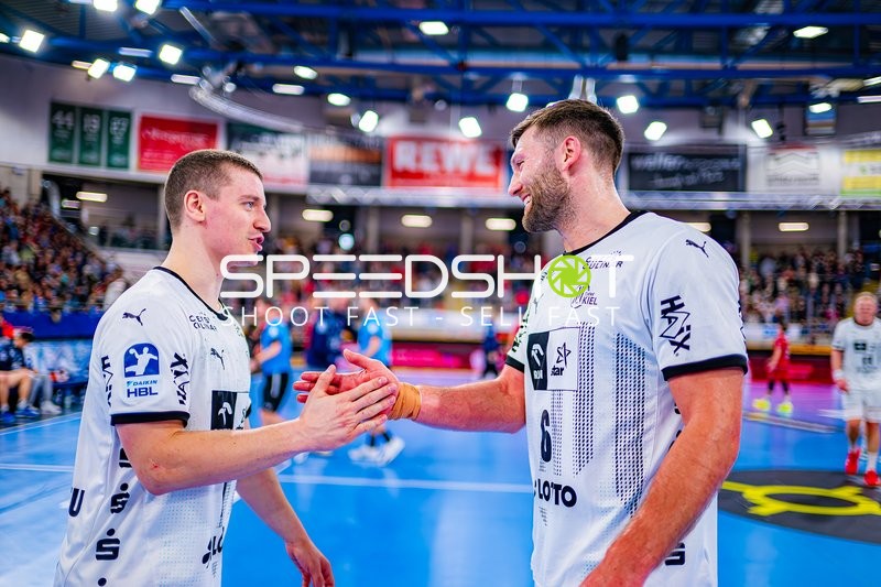 Spieler von THW Kiel klatschen sich ab.