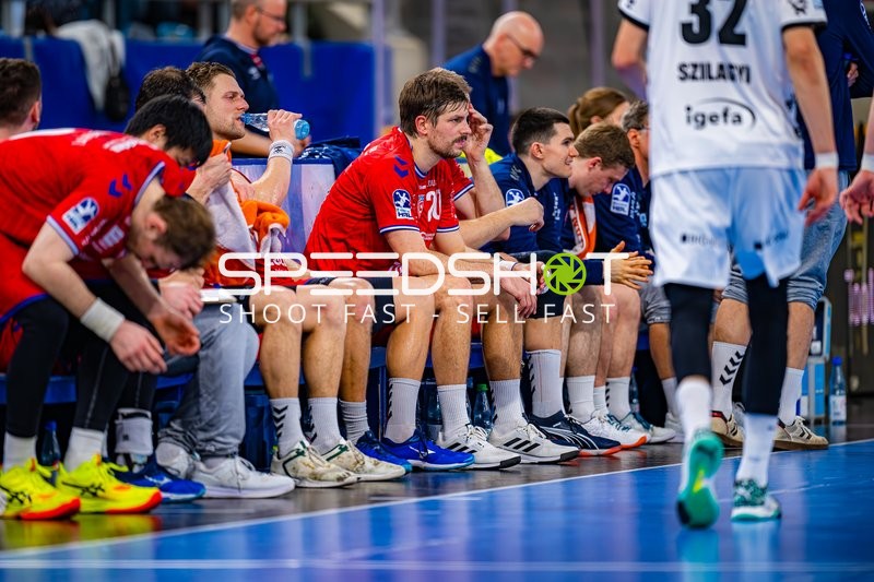 Spieler der SG BBM Bietigheim und THW Kiel in einer Spielpause auf der Bank