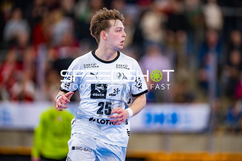 Ein Spieler von THW Kiel im weißen Trikot in Bewegung.