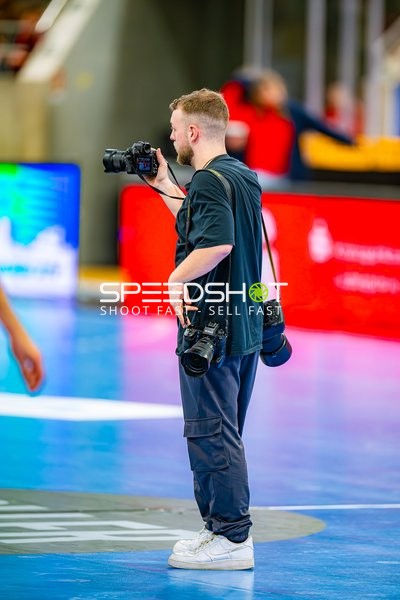 Fotograf bei der Arbeit am Spielfeldrand