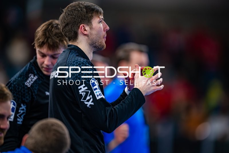 Spieler von THW Kiel stehen zusammen und sind im Gespräch.