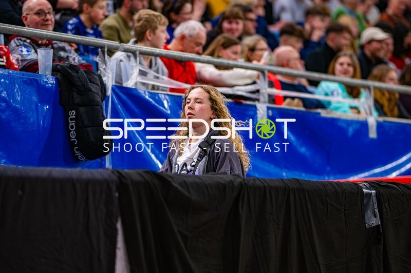 Zuschauer im Hintergrund eines Handballspiels