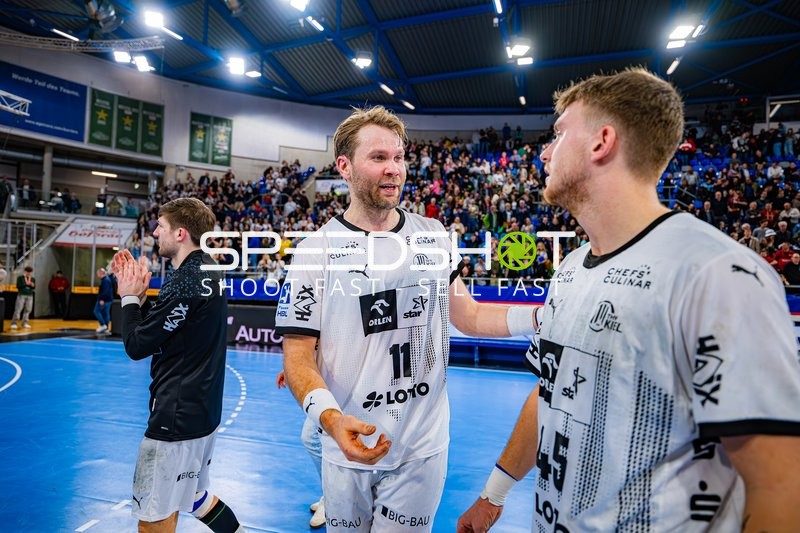 Spieler von THW Kiel feiern nach einem erfolgreichen Spielzug.