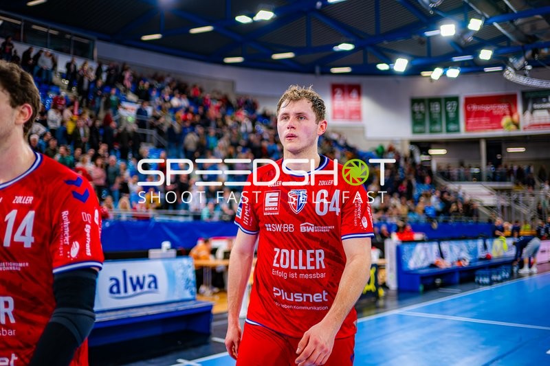 Spieler betreten das Spielfeld