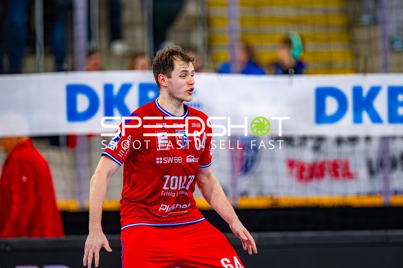 Ein Spieler der SG BBM Bietigheim bewegt sich auf dem Spielfeld.