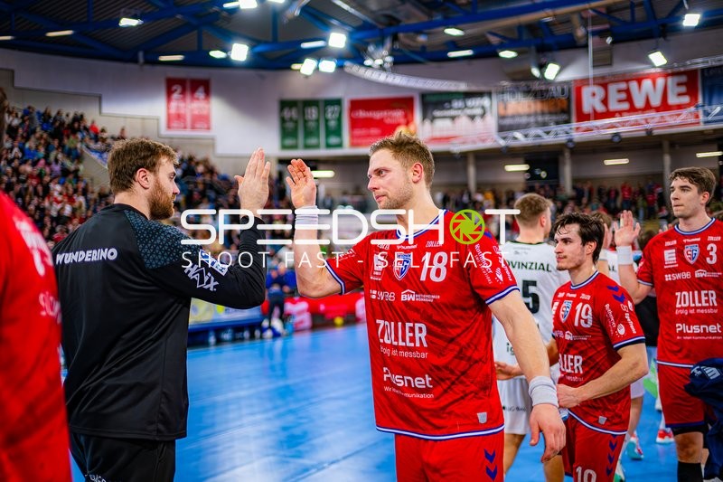 Spieler der SG BBM Bietigheim geben sich die Hand abklatschend vor dem Spiel.