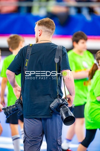 Fotograf bereitet sich vor