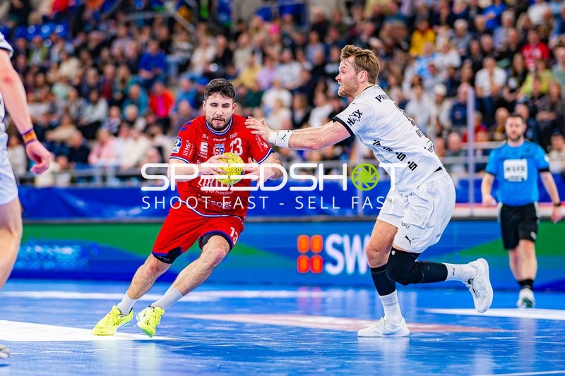 Juan De la Pena im Angriff gegen einen Spieler von THW Kiel