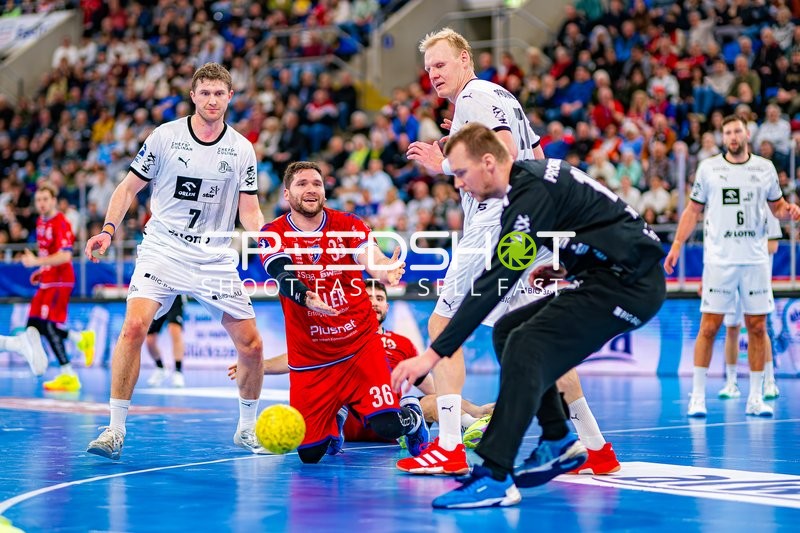 Ein SG BBM Bietigheim-Spieler am Boden, THW Kiel-Spieler verteidigen