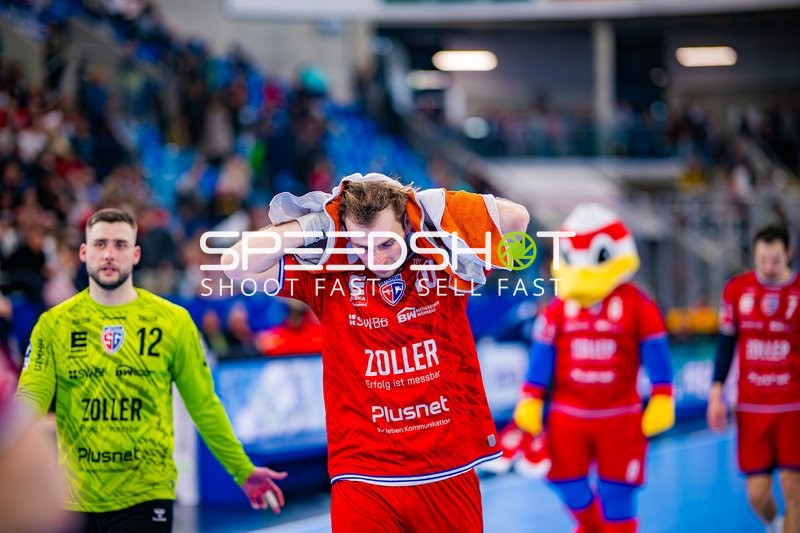 Spieler nach dem Spiel auf dem Feld