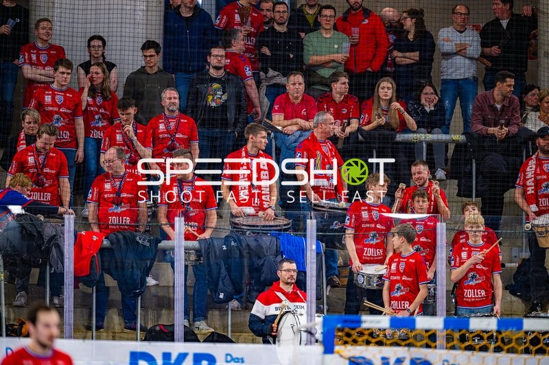 Fans jubeln in der Halle und unterstützen ihr Team.