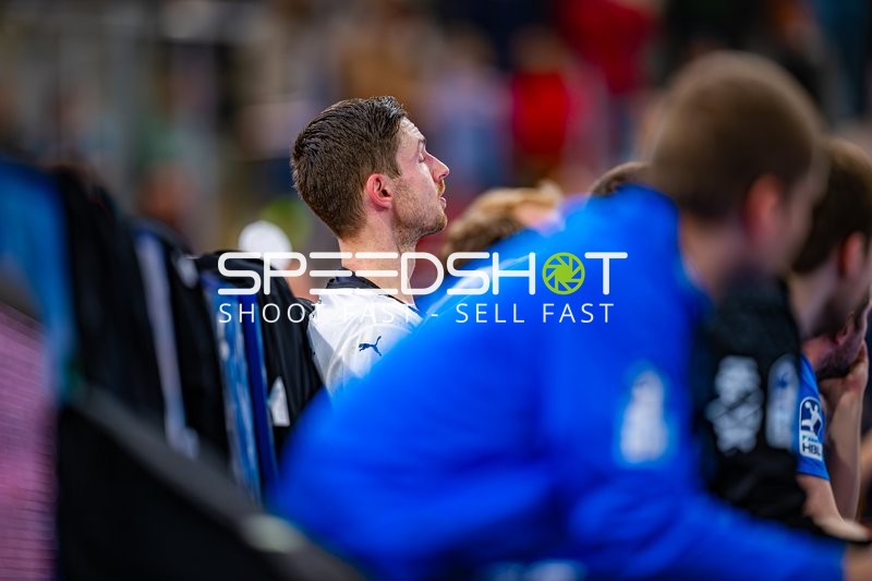 Spieler sitzt auf der Bank