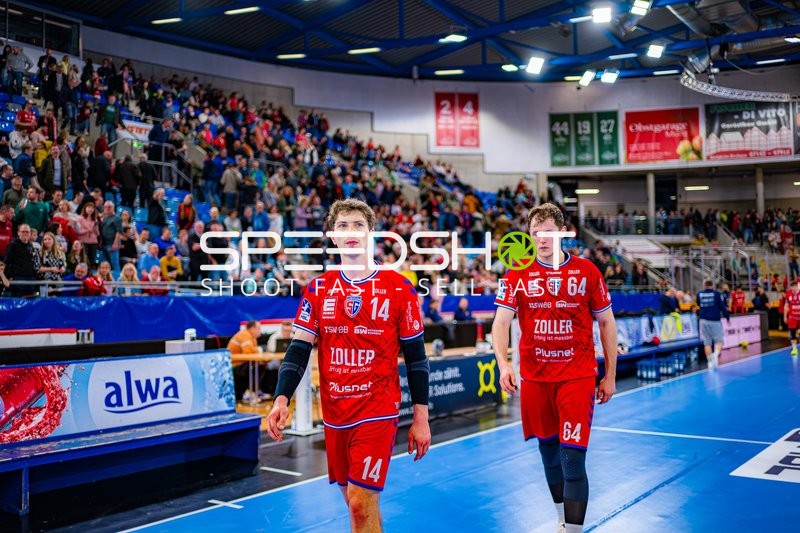 Spieler betreten das Spielfeld