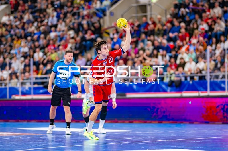 Wurf eines Spielers von SG BBM Bietigheim