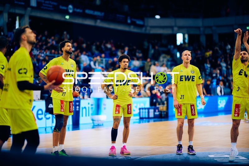 Spieler der EWE Baskets beim Aufwärmen