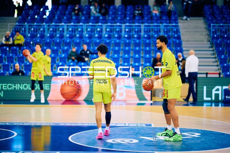 Spieler der EWE Baskets Oldenburg beim Aufwärmen