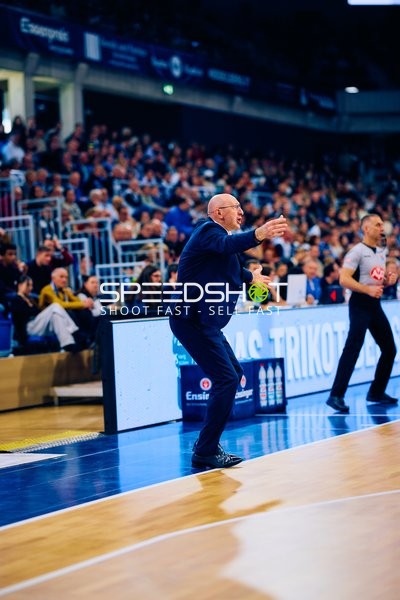 Trainer gibt Anweisungen