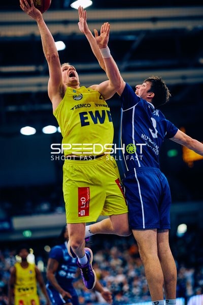 Artur Konontsuk erzielt Dunk gegen MLP Academics