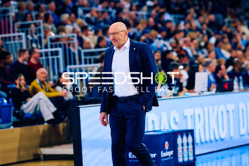 Trainer beobachtet das Spiel