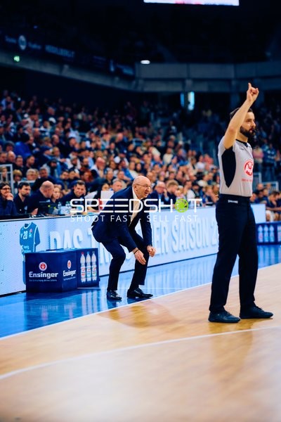 Schiedsrichteraktion während des Basketballspiels