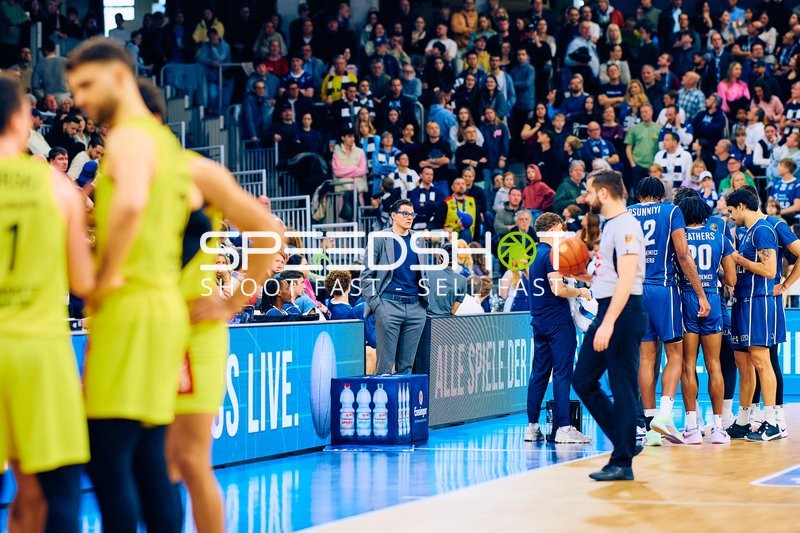 Teams im Timeout während des 1. Viertels