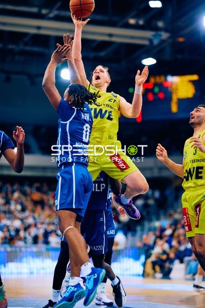 Intensiver Wurfversuch im ersten Viertel