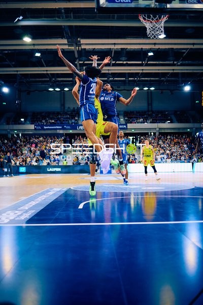 Sprung zum Korb im Basketballspiel