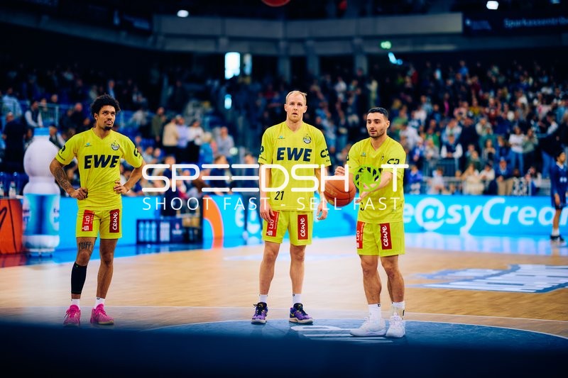 Spieler der EWE Baskets Oldenburg beim Aufwärmen