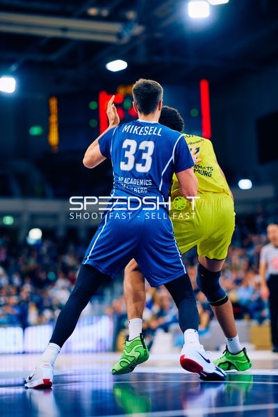 Verteidigung von Ryan Mikesell gegen Oldenburg