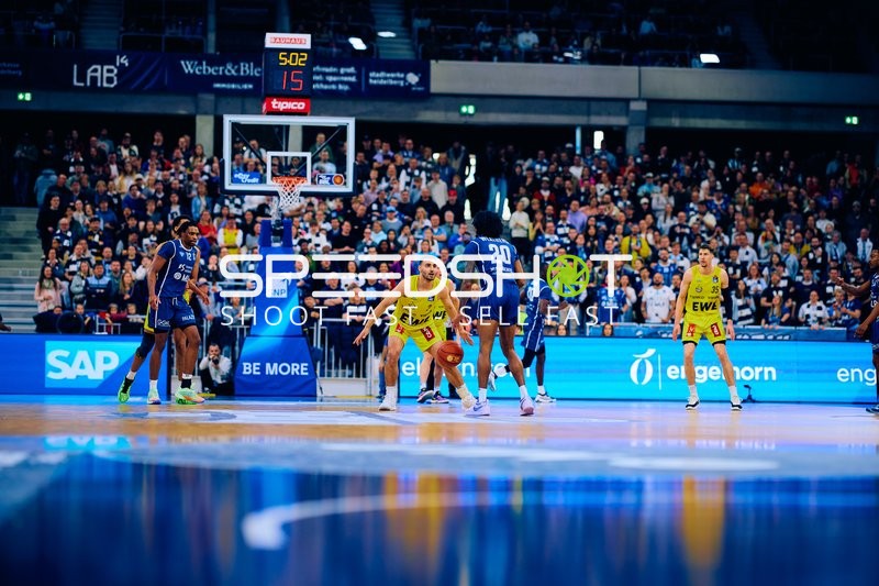 Michael Weathers dribbelt gegen Max DiLeo