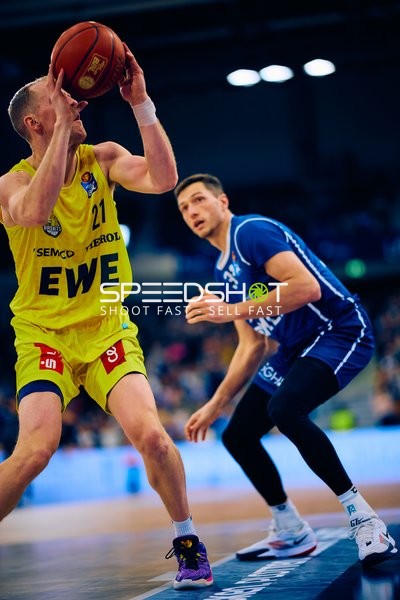Spieler von EWE Baskets beim Wurf