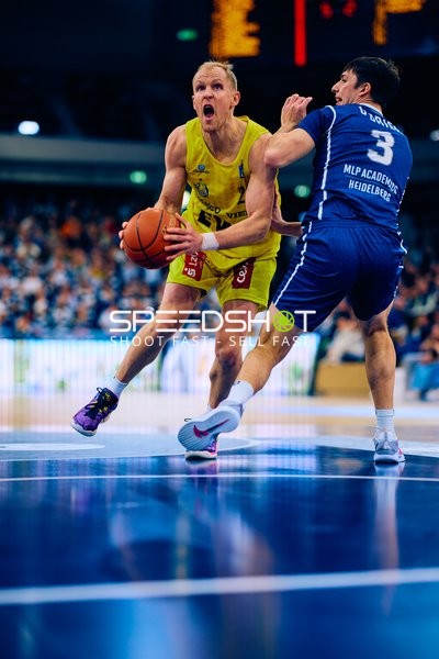 Dynamisches Dribbling von Maximilian DiLeo gegen Andrew O’Brien