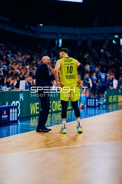 Aleksandar Zecevic Bespricht Strategien mit dem Trainer