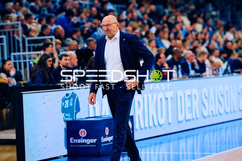 Konzentrierter Trainer am Spielfeldrand