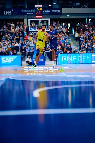 Norris Agbakoko und Osun Osunniyi im Zweikampf